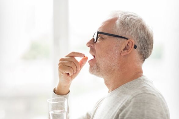muškarac uzima antibiotik za prostatitis